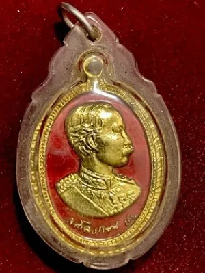 เหรียญจุฬาลงกรณ์ ปร. เทอดพระเกียรติ๕รอบราชินี วัดบางนาใน กรุงเทพฯ เนื้อกะไหล่ทองลงยา ๒๕๓๕  เลี่ยมพลาสติก
