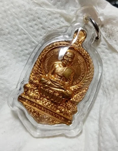 128...........วัดใจ....เหรียญหลวงปู่ทวด พิมพ์เสมานั่งพาน พุทธอุทยานมหาราช รุ่น ๑ เนื้อทองทิพย์ ปี 2555 เลี่ยมกันน้ำพร้อมใช้.............