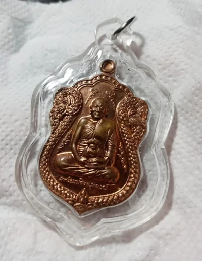 159..........วัดใจ.........เหรียญใบเสมาเศรษฐีใหญ่ หลวงพ่อจรัญ วัดอัมพวัน ปี 2554  นิยม  เนื้อทองแดง สวยเดิมๆ เลี่ยมกันน้ำพร้อมใช้