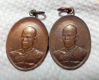189.......วัดใจ.........เหรียญ ร.10 ทรงผนวช เสด็จนมัสการ พระบรมธาตุ จ.นครศรีธรรมราช ปี 2521 ผิวเดิมๆ สวยเดิมๆ บล็อกกองกษาปณ์ + ถุงกองกษาปณ์ เดิมๆ....2 องค์......16