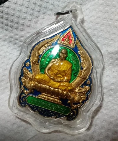 289.......วัดใจ......เหรียญรวยพันล้าน 2 หลวงพ่อรวย วัดมาบตาพุด ระยอง ปี 2566 (( เนื้อทองทิพย์  ลงยา 4  สี  กรรมการ )  สวยๆ เดิม กล่องเดิม... . เลข 57  ++ เลี่ยมกันน้ำพร้อมใช้