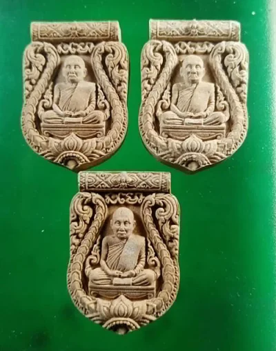 158...........วัดใจ..............สมเด็จพระญาณสังวร สมเด็จพระสังฆราช รุ่น ทรงประทานพร ปี 2555 ญสส. เสมาฉลุลายยกองค์บัวรอบ เนื้อผงพุทธคุณผสมมวลสารเก่า หลังโค๊ด ๙๙ สวยเดิมกล่องเดิม 3 องค์