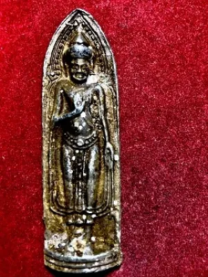 พระร่วงหลังรางปืนสนิมแดงพิมพ์ใหญ่ สูง3นิ้ว ในกรอบเลี่ยมสแตนเลส  ไม่ทราบที่