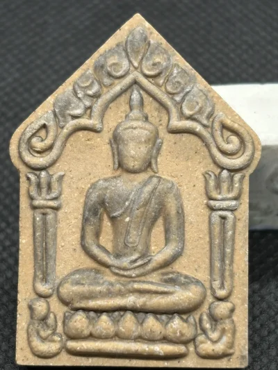 ขุนแผนพรายกุมาร ก๊งเตื่อง เตชปญโญ หลังมวลสาร ตะกรุดเงิน แพะเขาควายเผือก หนุมาน ปรกมะขาม พระปิดตา จีวร พลอย เกศา หมายเลข 2355 พร้อมกล่องเดิม