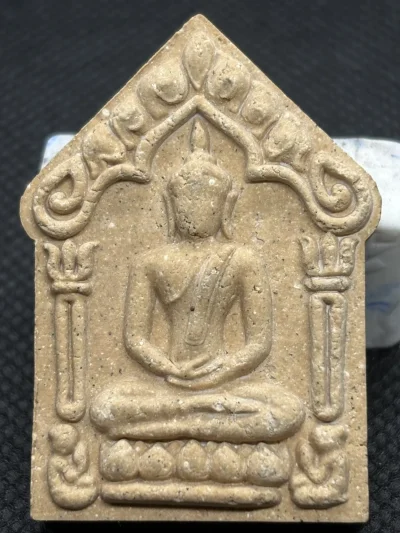 ขุนแผนพรายกุมาร ก๊งเตื่อง เตชปญโญ หลังมวลสาร ตะกรุดเงิน แพะเขาควายเผือก หนุมาน ปรกมะขาม พระปิดตา จีวร พลอย เกศา หมายเลข 2343 พร้อมกล่องเดิม