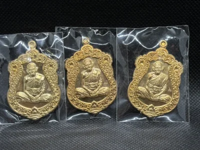 ## 3 องค์ ## เหรียญเสมา หลวงพ่อรวย ปาสาทิโก รุ่นอายุยืน วัดตะโก ปี 2555 เนื้อเปียกทอง แจกในพิธี ไม่มีกล่อง