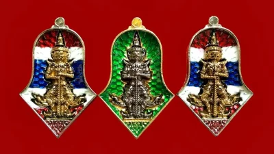 ### 3 องค์ ### ท้าวเวสสุวรรณ (ประกบ 2 ชิ้น) รุ่นรวยหนุนดวง หลวงปู่หมุน วัดบ้านจาน หลวงปู่ศิลา วัดโพธิ์ศรีสะอาด ร่วมปลุกเสก ลงยาทุกเหรียญ และหมายเลขสวย 222 , 237,190 พร้อมกล่องเดิม