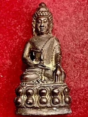 พระกริ่งจักรพรรดิ์ หลวงปู่หมุน พิมพ์ใหญ่  ในกรอบเลี่ยมสวย