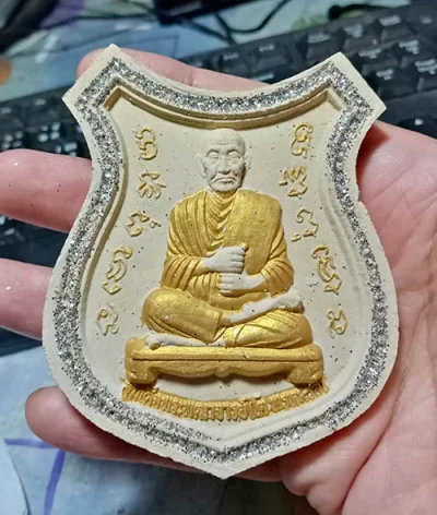 159.................รูปเหมิอน หลวงพ่อโต  "รุ่นมหามงคล"  วัดระฆังโฆสิตาราม   จัดสร้างและประกอบพิธีมหาพุทธาภิเษกขึ้นในปี พ.ศ. 2548   ขนาดบูชา