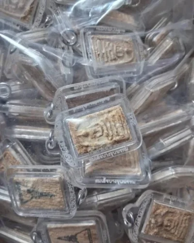 !!!! 100 องค์ !!!! สมเด็จบางขุนพรหม พิมพ์อกร่อง แช่น้ำมนต์ ปี 2547 เลี่ยมสวย พร้อมใช้