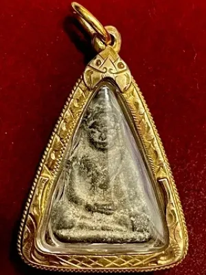 พระร่วงนั่ง พิมพ์ใหญ่ เนื้อชินเงิน กรุวัดมหาธาตุ(กรุน้ำ) จ.สุโขทัย ประมาณพุทธศตวรรตที่18-19