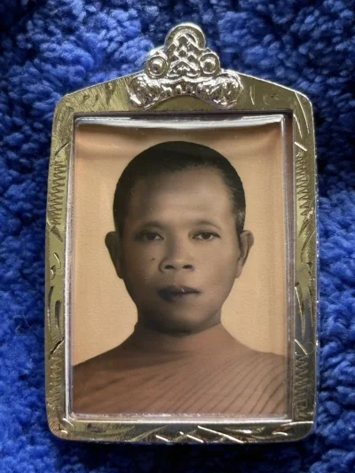 รูปถ่ายหลวงพ่อคูณ วัดบ้านไร่ จ.นครราชสีมา หลังจีวรเต็มติดเกศา ปี2536 พร้อมเลี่ยมกรอบเงินไมครอน