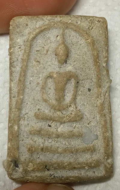พระผงสมเด็จเนื้อเก่ามันครับ