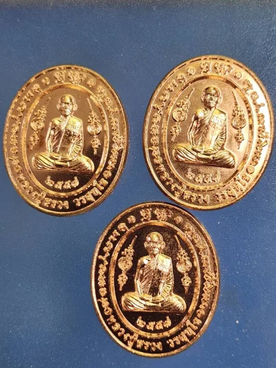 ## 30 ## ชุดเอาไป 3 เหรียญเลย เหรียญของขวัญ หลังไก่ หลวงปู่สรวง วรสุทโธ (พระครูสุทธิวราภรณ์) วัดถ้ำพรหมสวัสดิ์ จ.ลพบุรี ปี 2557
