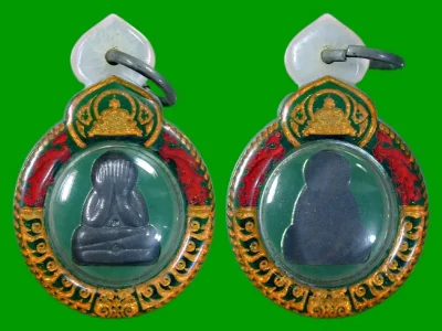 พระปิดตาปั๊มพิมพ์ข้าวตอกแตกเนื้อตะกั่ว หลังเรียบจารมือ หลวงพ่อสาคร เลี่ยมพร้อมใช้