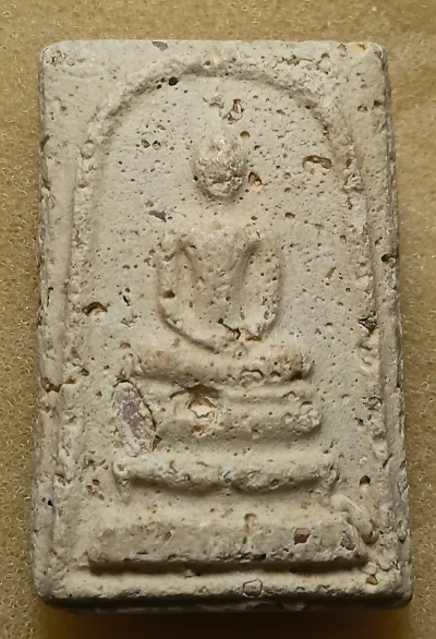 พระสมเด็จเนื้อผง ตำหนิตามภาพครับ