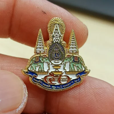 ✅DP52 วัดใจ 50  เข็มกลัดตราสัญลักษณ์งานฉลองสิริราชสมบัติครบ 50 ปี พระราชพิธีกาญจนาภิเษก พระบาทสมเด็จพระบรมชนกาธิเบศร มหาภูมิพลอดุลยเดชมหาราช บรมนาถบพิตร (รัชกาลที่ 9) จัดสร้างขึ้นในวโรกาสมหามงคลปี พ.ศ. 2539