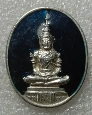 เริ่มต้นที่ 50 บาท เหรียญพระแก้วมรกตพิธีพุทธาภิเษก ณ พระอุโบสถวัดพระศรีร้ตนศาสดาราม 2 ธันวาคม 2539  เนื้อกะหลั่ยเงินลงยา