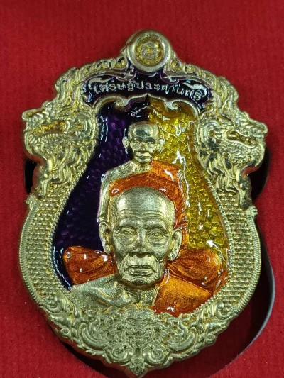 J2 เหรียญพุดซ้อนเศรษฐีประทานพร หลวงพ่อพัฒน์ วัดห้วยด้วน ปี 2564 เนื้อทองเหลือง ลงยาพื้นม่วงเหลือง ลงยาจีวร เลข 293 กล่องกำมะหยี่เดิม