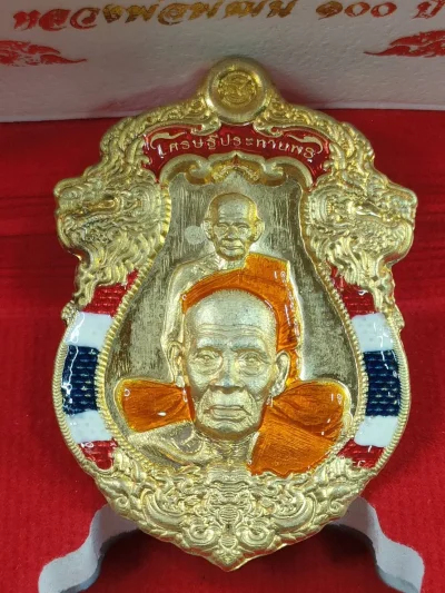 J3 เหรียญพุดซ้อนเศรษฐีประทานพร หลวงพ่อพัฒน์ วัดห้วยด้วน ปี 2564 เนื้อทองเหลือง ลงยาขอบลายธงชาติ ลงยาจีวร เลข 99 กล่องกำมะหยี่เดิม