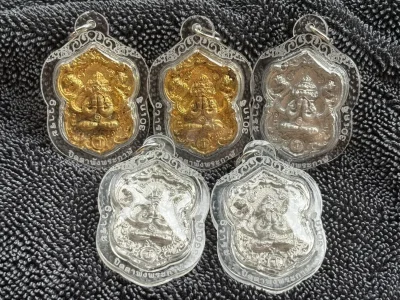 ### 5 องค์ ### เหรียญหล่อปิดตาพังพระกาฬ รุ่น เหนือดวง 30 เกจิ 6 วาระ พร้อมเลี่ยมเลเซอร์กันน้ำอย่างดี หลวงปู่ศิลาร่วมเสก