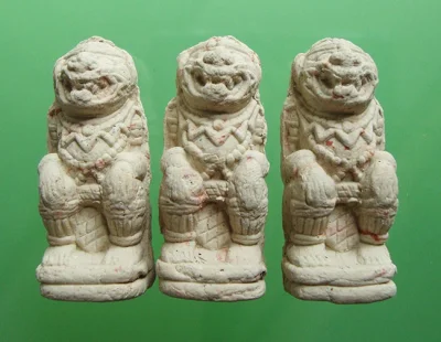หนุมานเนื้อผงหลังฝังเพชรหน้าทั่ง หลวงปู่เกลี้ยง วัดเนินสุทธาวาส จ.ชลบุรี ครับ