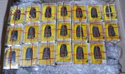 !!!! 100 องค์ !!!! พระหลวงพ่อทวด เนื้อว่าน พิมพ์พระรอด หลังฝังข้าวสารหิน รุ่นปาฏิหาริย์ (รุ่นลายเซ็น) วัดห้วยมงคล จ.ประจวบคีรีขันธ์ ปี 2549 (ราคาจอง 199 บาท/องค์)