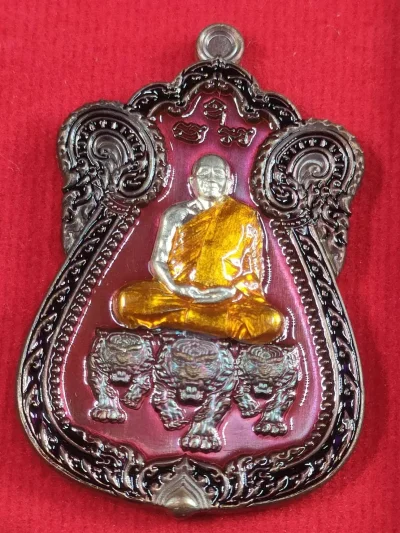 B1 เหรียญรุ่นพยัคฆ์พันล้าน หลวงพ่อทอง วัดบ้านไร่ จ.นครราชสีมา เนื้อทองแดงมันปู หน้ากากอัลปาก้า ลงยาพื้นแดง ลงยาขอบ ลงยาจีวร เลข7 ปี2564 มีกล่อง