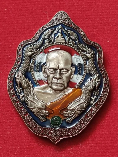 P32 เหรียญมหาเศรษฐี 100 ปี หลวงพ่อพัฒน์  วัดห้วยด้วน ปี64 เนื้ออัลปาก้าซาติน ลงยาพื้นลายธงชาติ ลงยาจีวร เลข60 มีกล่อง