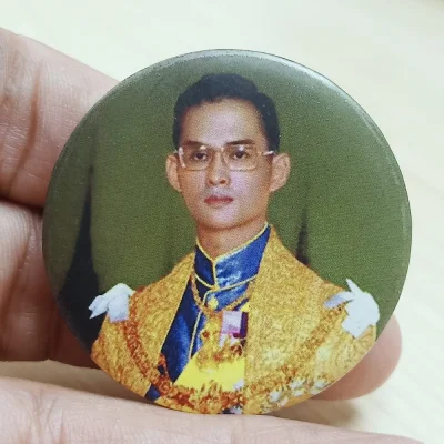 ✅DP229(141) วัดใจ 50 เข็มกลัดที่ระลึก พิมพ์พระบรมฉายาลักษณ์ของพระบาทสมเด็จพระบรมชนกาธิเบศร มหาภูมิพลอดุลยเดชมหาราช บรมนาถบพิตร (ในหลวงรัชกาลที่ 9)