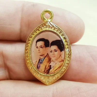 ✅DP239(151) วัดใจ 50 จี้ล็อกเก็ต พระบรมฉายาลักษณ์ พระบาทสมเด็จพระบรมชนกาธิเบศร มหาภูมิพลอดุลยเดชมหาราช บรมนาถบพิตร และสมเด็จพระนางเจ้าสิริกิติ์ พระบรมราชินีนาถ