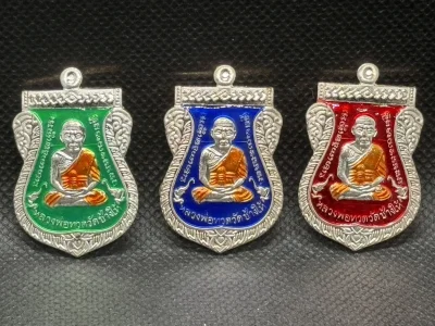 ### 3 องค์ ### เหรียญเสมาหน้าเลื่อน หลวงปู่ทวด ญสส.100 ปี รุ่นแรก สมเด็จพระญาณสังวร สมเด็จพระสังฆราช วัดบวรนิเวศวิหาร เนื้อปาก้า ลงยาเขียว น้ำเงิน แดง  พร้อมหมายเลขและกล่องเดิม