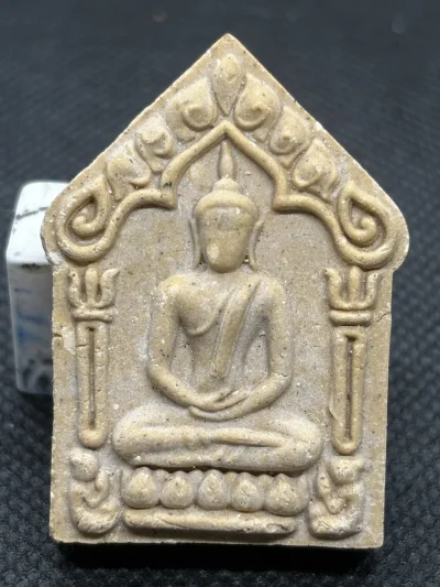ขุนแผนพรายกุมาร ก๊งเตื่อง เตชปญโญ หลังมวลสาร ตะกรุดเงินคู่ แพะเขาควายเผือก หนุมาน ปรกมะขาม พระปิดตา จีวร พลอย หมายเลข 2271 พร้อมกล่องเดิม