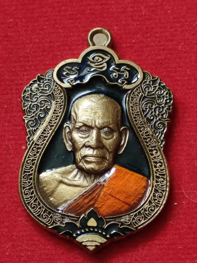 P42 เหรียญเสมาทรัพย์มั่งมี หลวงพ่อพัฒน์ วัดห้วยด้วน ปี64 เนื้อทองเหลืองซาติน ลงยาพื้นน้ำเงิน ลงยาจีวร เลข11 มีกล่อง