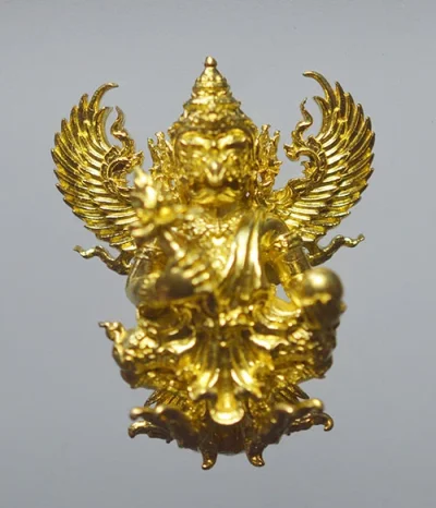 พญาครุฑหล่อลอยองค์ ครุฑน้อยธรรมชัย เศรษฐีพันล้าน พิมพ์เล็กขนาดสูง 2.2 CM. วัดธรรมชัยมงคล จ.เชียงใหม่ เเนื้อทองทุ่งละคร (แจกศูนย์) เลข 461