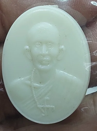เหรียญพลาสติกหลวงพ่อโอภาสี หลังครุฑแบกเสมา