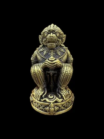 หนุมาน หลวงปู่จื่อ รุ่นวายุบุตรสะกดทัพ วัดเขาตาเงาะอุดมพร ชัยภูมิ ปี 2568 เนื้อทองทิพย์ซาติน หมายเลข 306  พร้อมกล่องเดิมหนุมาน หลวงปู่จื่อ รุ่นวายุบุตรสะกดทัพ วัดเขาตาเงาะอุดมพร ชัยภูมิ ปี 2568 เนื้อทองทิพย์ซาติน หมายเลข 306  พร้อมกล่องเดิม