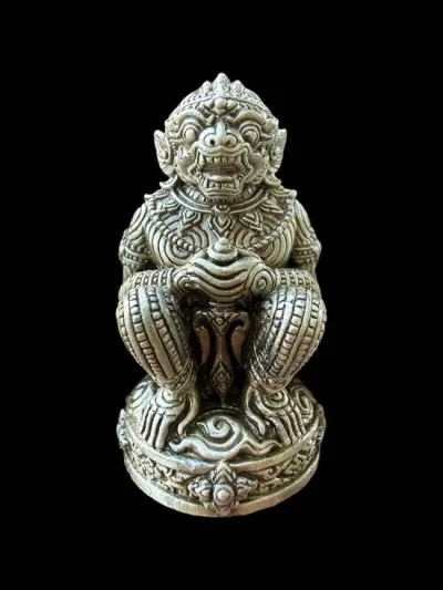 หนุมาน หลวงปู่จื่อ รุ่นวายุบุตรสะกดทัพ วัดเขาตาเงาะอุดมพร ชัยภูมิ ปี 2568 เนื้ออัลปาก้าซาติน หมายเลข 128 พร้อมกล่องเดิมหนุมาน หลวงปู่จื่อ รุ่นวายุบุตรสะกดทัพ วัดเขาตาเงาะอุดมพร ชัยภูมิ ปี 2568 เนื้อทองทิพย์ซาติน หมายเลข 306 พร้อมกล่องเดิม