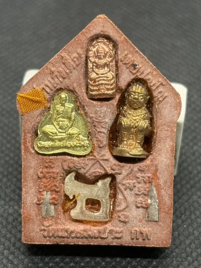 ขุนแผนพรายกุมาร ก๊งเตื่อง เตชปญโญ หลังมวลสาร ตะกรุดเงินคู่ แพะเขาควายเผือก หนุมาน ปรกมะขาม พระปิดตา จีวร พลอย หมายเลข 1185 พร้อมกล่องเดิม