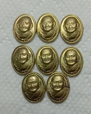 เม็ดแตงหลวงปู่หงษ์ หลังพระปิดตา 8 องค์