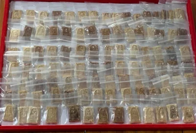 !!!! 100 องค๋ !!!! สมเด็จบางขุนพรหม ปี 2547 วัดใหม่อมตรส (หลวงพ่อคูณปลุกเสกเดี่ยว 1 วาระ) พิมพ์เส้นด้ายแช่น้ำมน คละ 2 พิมพ์มีหูและไม่มีหู