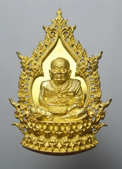 หลวงปู่ทวด พิมพ์เตารีดฉลุ รุ่น อภิมงคล ปี 2555   เนื้อทองระฆัง เลข 841
