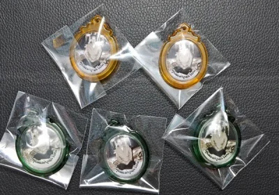 !!!! 5 องค์ !!!! ล็อกเก็ตคุณแม่บุญเรือน โตงบุญเติม พิมพ์สองหน้า รุ่นที่ระลึกบูรณะพระอุโบสถ วัดสัมพันธวงศ์ ปี 2566 เลี่ยมกรอบพร้อมใช้ (กท.60)