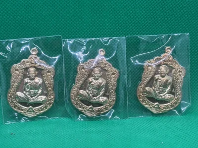 !!! 3 องค์ !!! เหรียญเสมา หลวงพ่อรวย ปาสาทิโก รุ่นอายุยืน วัดตะโก ปี 2555 เนื้อเปียกทอง แจกในพิธี ไม่มีกล่อง
