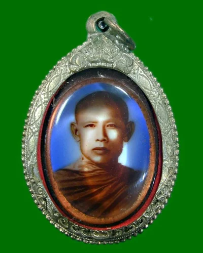 ล็อคเก็ตรุ่นแรก  ท่านพ่อลี วัดอโศการาม พิมพ์ใหญ่ ปี 2500 ปากแดงนิยม  เลี่ยมกรอบพร้อมใช้