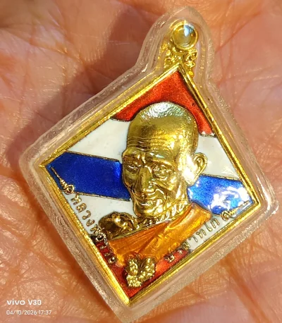 **เคาะเดียว**เหรียญหลวงพ่อรวย รุ่นรวยเจริญพร99 กะไหล่ทองลายธงชาติ เลข1591 เลี่ยมกันน้ำ