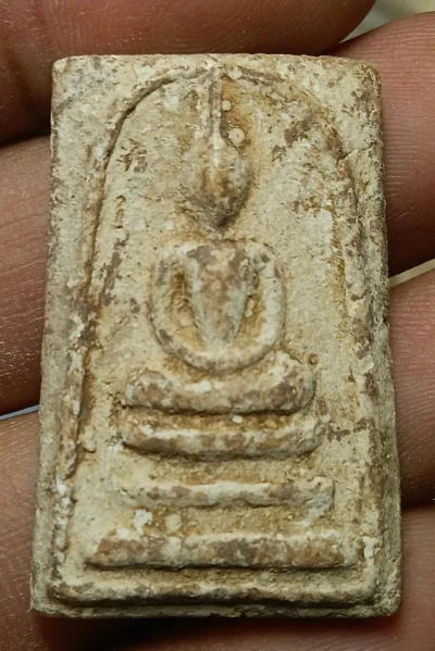พระผงสมเด็จเนื้อเก่าแห้งครับ
