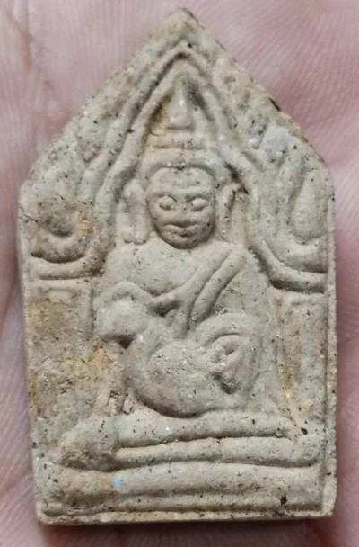พระขุนแผนอุ้มไก่ รุ่น มหาลาภ หลวงตาขึม วรธัมโม ( พระครูสุชัยวรธรรม ) วัดผักขะ ศรีสะเกษ