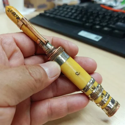 ✅2-2812(M9) วัดใจ 500 มีดหมอปราบมาร(มีดหมอปากกา) เพิ่มทรัพย์ เพิ่มสุข หลวงปู่หงษ์ พรหมปัญโญ วัดเพชรบุรี(สุสานทุ่งมน) สุรินทร์ 2553 ด้ามและฝักทำจากกระดูก ใบมีดเหล็กน้ำพี้ ยาว 5 นิ้ว สร้าง 399 เล่ม