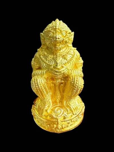 หนุมาน หลวงปู่จื่อ รุ่นวายุบุตรสะกดทัพ วัดเขาตาเงาะอุดมพร ชัยภูมิ ปี 2568 เนื้อชุบทองโบราณ หมายเลข 81 พร้อมกล่องเดิม
